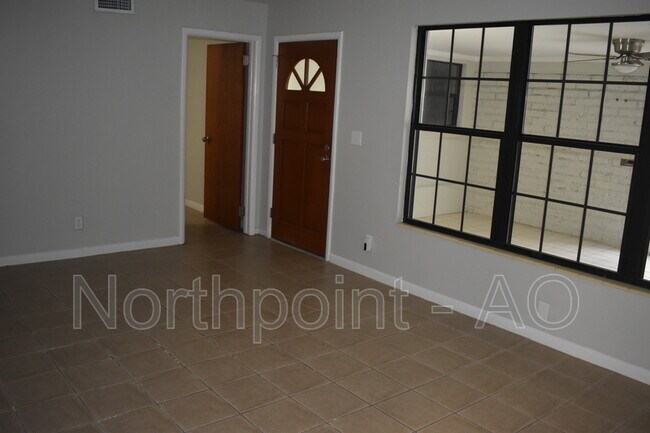 Building Photo - 1615 Louvre Dr