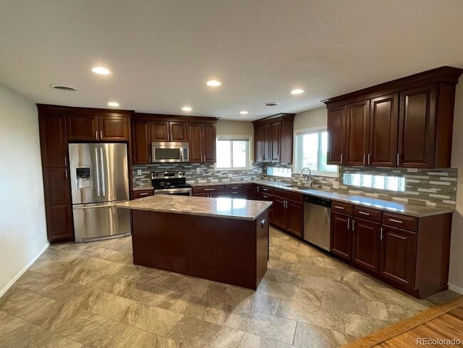 Foto del edificio - 7966 Elmwood Ln