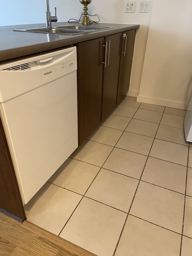 Photo du bâtiment - 1178 Heffley Crescent