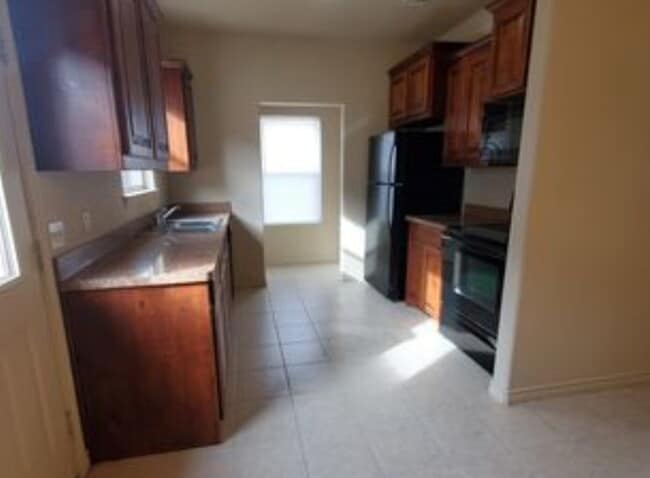 Building Photo - "Spacious 3-Bedroom Duplex Retreat in Gran...