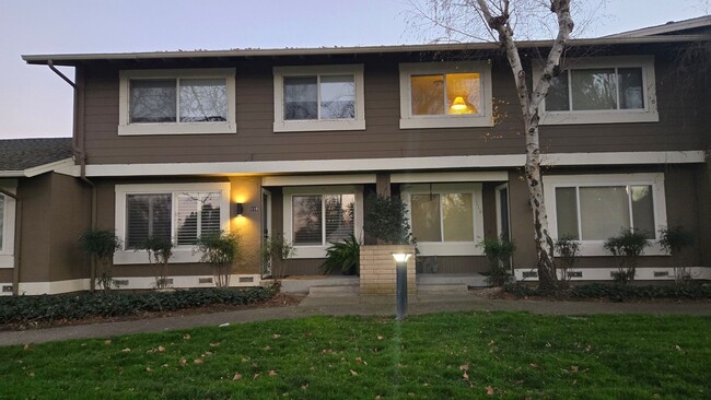 Building Photo - Gorgeous Updated 3 Bedroom, 2.5 bath townh...