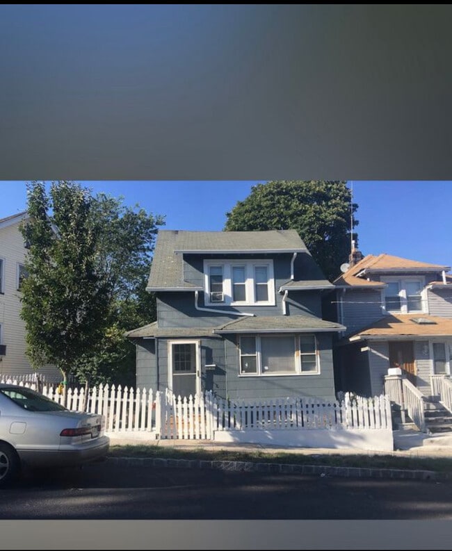 Building Photo - 21 Elm St