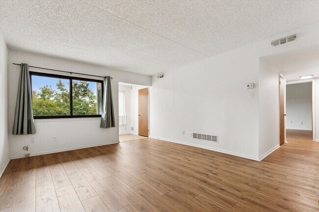 Building Photo - Available Immediately – 2B/1B First-Floor ...