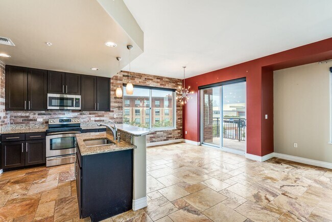 Foto del edificio - BEAUTIFUL 2-BEDROOM, 2-BATHROOM DOWNTOWN CONDO WITH GREAT AMENITIES