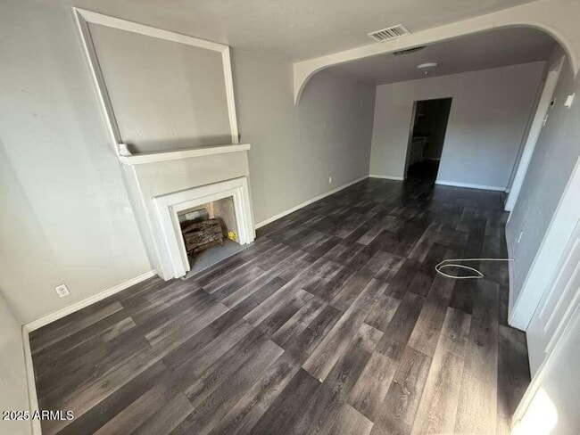 Building Photo - 806 E 7th St