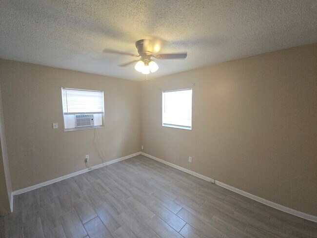 Foto del edificio - 607 Peacock Ln