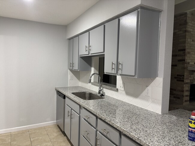 Building Photo - 10446 Towneview Dr