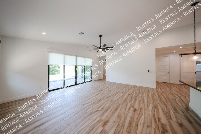 Foto del edificio - 2418 E Amelia Ave