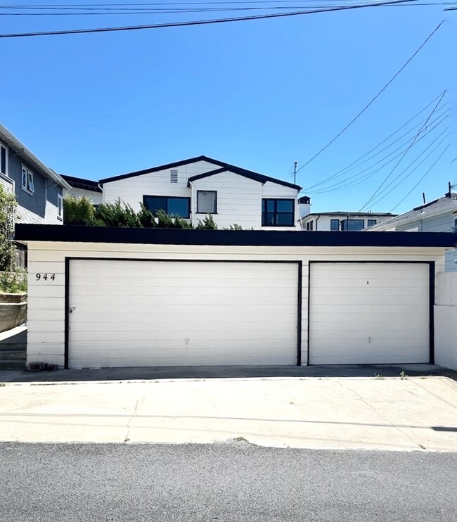 Front building - 944 15th Pl