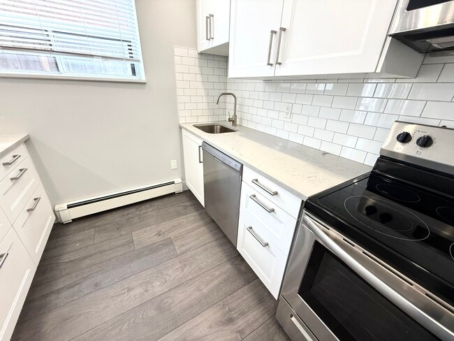 Building Photo - 449 Concession St