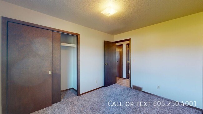 Building Photo - 4 Bedroom 1 Bathroom Single Family Home w/...