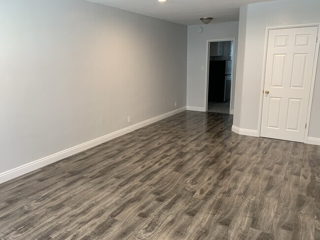 Building Photo - 425 N Oakhurst Dr