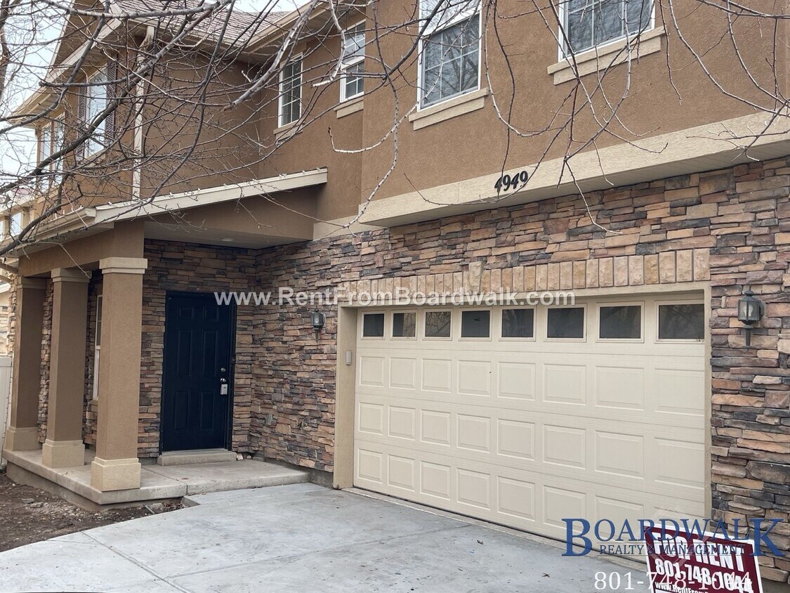 Primary Photo - 3 BED 2.5 BATHS IN A SECLUDED AREA IN RIVE...
