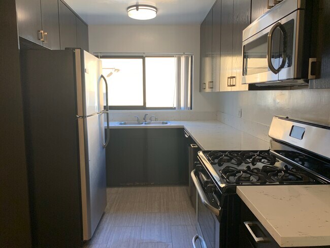 Building Photo - 8770 Shoreham Dr