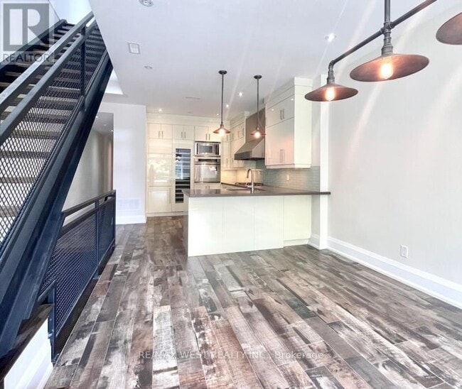 Building Photo - 363 Roncesvalles Ave