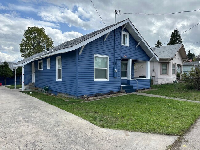 Building Photo - 1670 Portland St