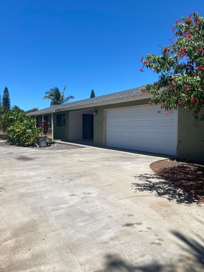 Foto del edificio - Spacious 3-Bedroom Home with Garage, Lanai...