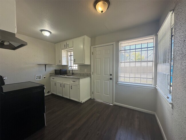 Foto del edificio - 3811 Cornell St