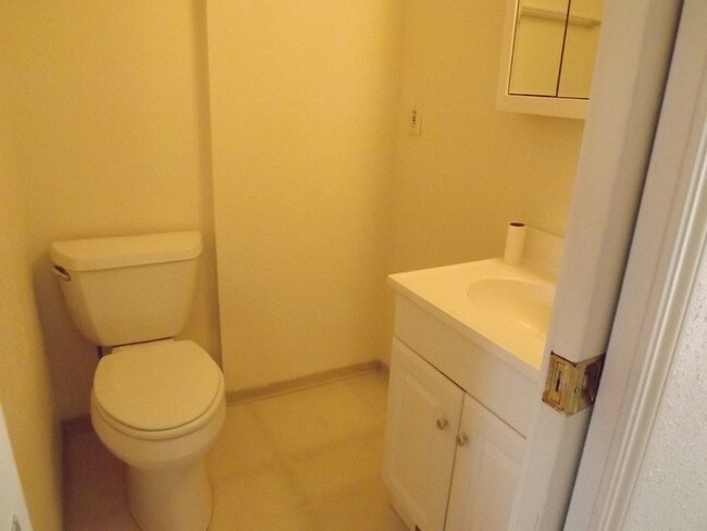 Building Photo - Spacious 2 bedroom Duplex!!!