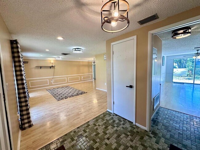 Building Photo - 12215 Meadowbrook Ln