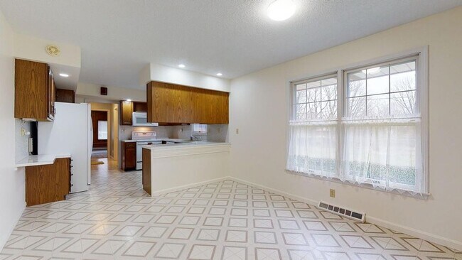 Cocina con zona de desayuno - 306 S Washington St