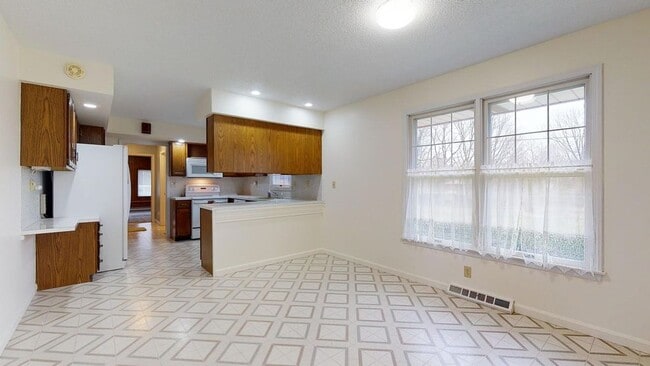 Kitchen with breakfast area - 306 S Washington St