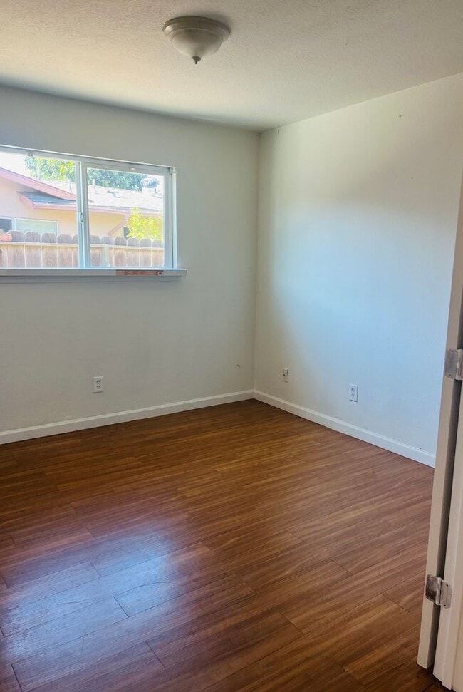Building Photo - Spacious 4 BD/2 Bath in centrally located ...
