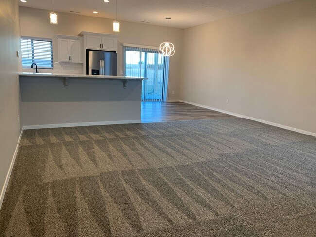 Foto del edificio - Spacious 2-Story with 3 bedrooms/2.5 bathrooms off N 27th and I-80