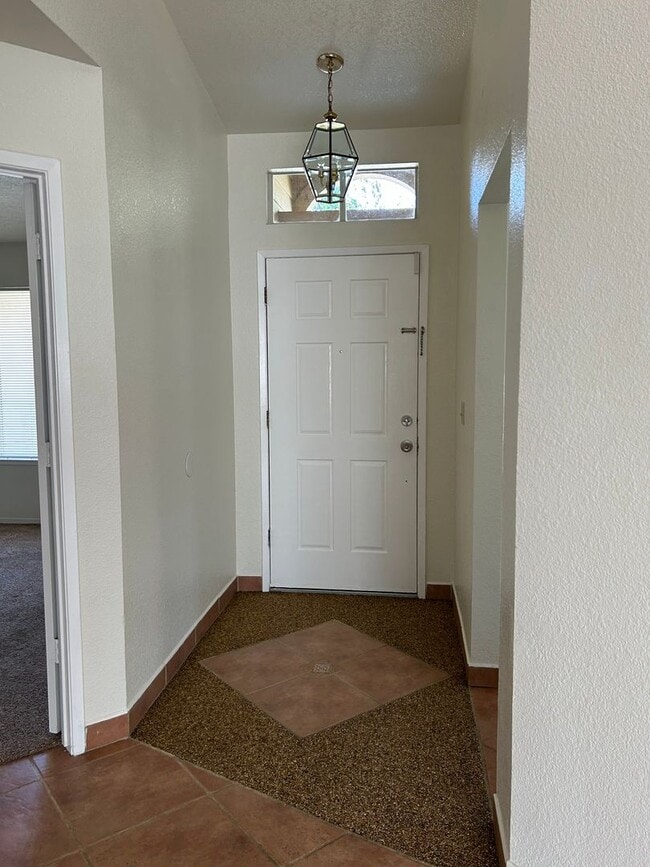 Building Photo - Beautiful 3 bedroom Home