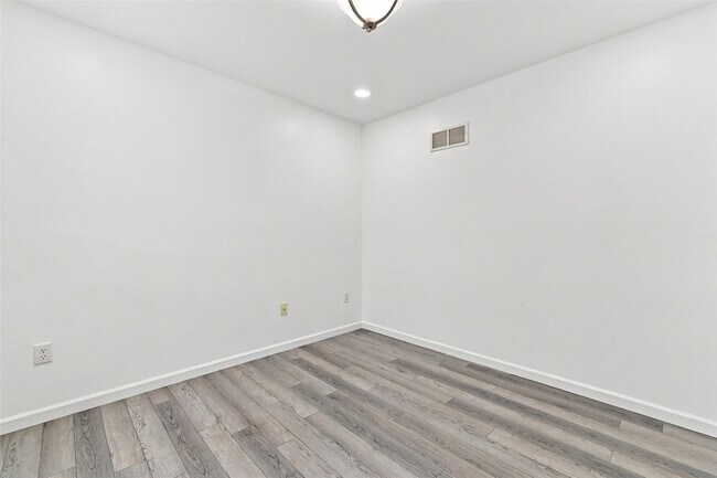 Building Photo - 621 Falling Brook Dr