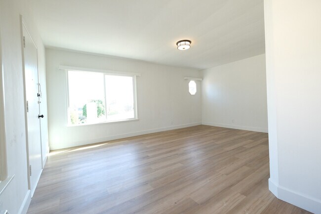Building Photo - 1214 Huntington Dr