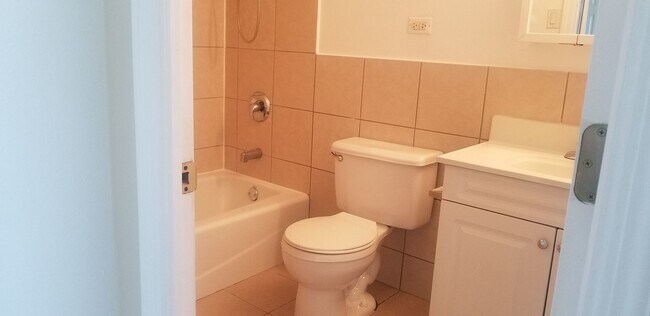 Foto del edificio - 4180 N Marine Dr