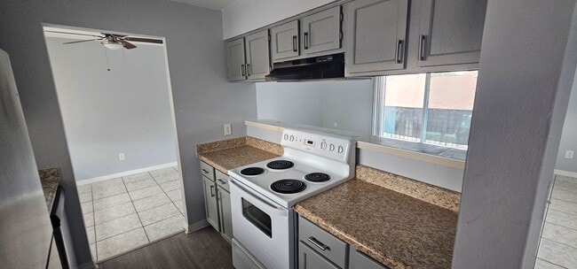 Building Photo - * APPLICATION PENDING. DO NOT APPLY! * 2 BEDROOM / 2 BATH APARTMENT (GOLDEN KEY APARTMENTS) NEAR ...