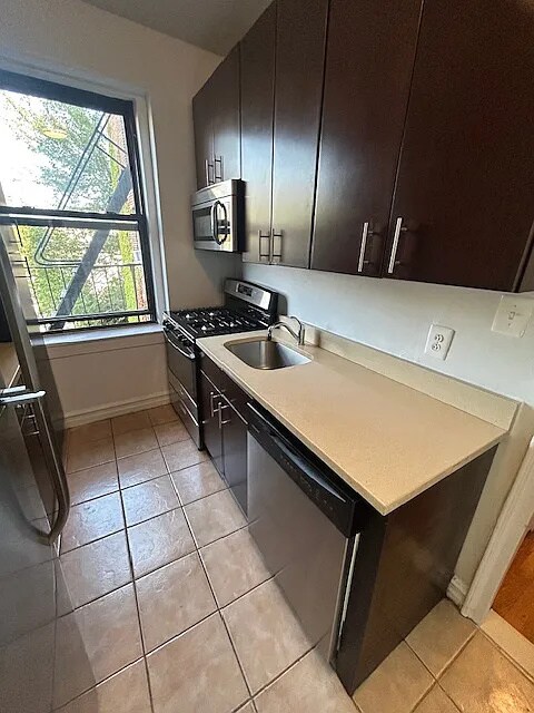 Foto del edificio - 63-45 Wetherole St