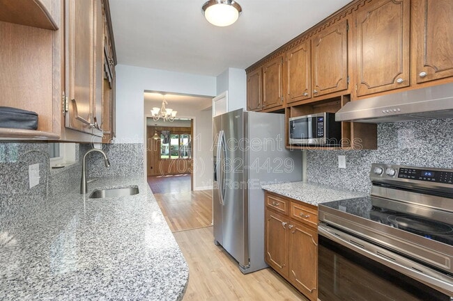 Building Photo - 3233 Holly Hill Dr