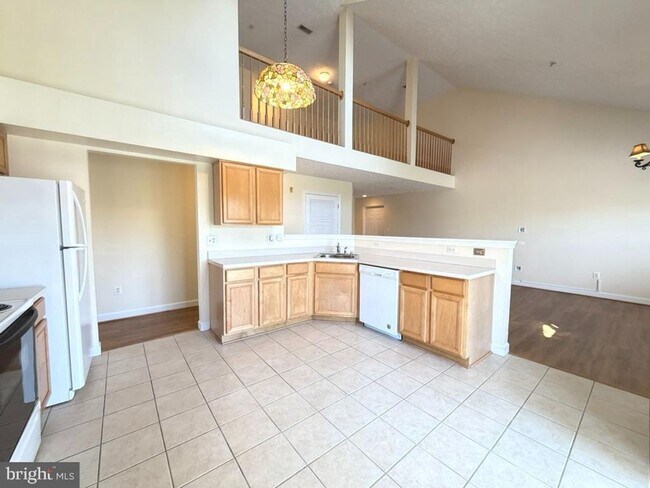 Building Photo - Step into this incredible penthouse condo featuring 2 bedrooms, 2 full bathrooms, and a stunning ...