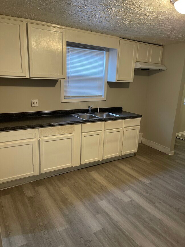 Building Photo - 1010 W 27th St