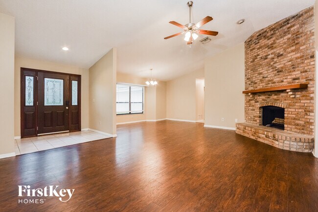 Foto del edificio - 520 Whispering Oak Ln