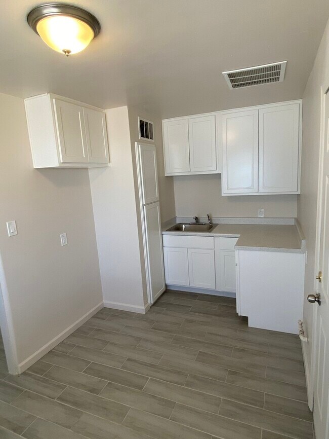 Building Photo - Gorgeous 1BR 1BA Phoenix Unit!