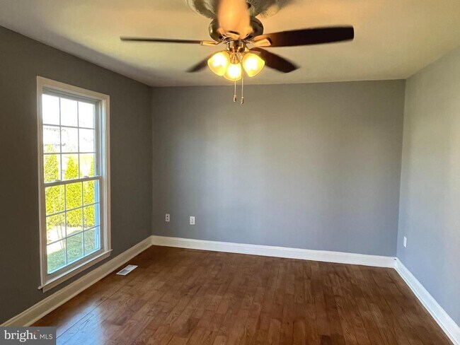 Foto del edificio - 5815 Riverside Dr