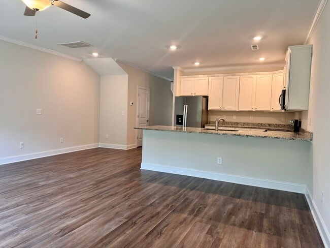 Building Photo - Convenient and Spacious Townhome