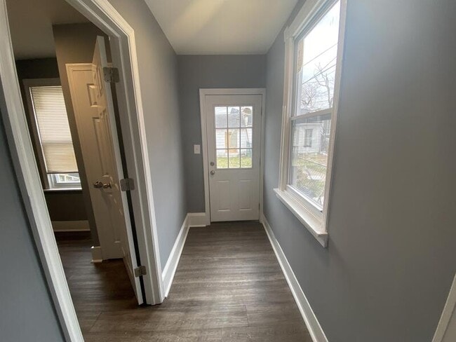 Building Photo - 220 E Marshall St