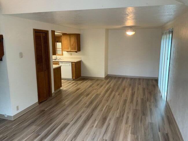 Building Photo - 2 Bedroom Duplex in Cal Young Neighborhood