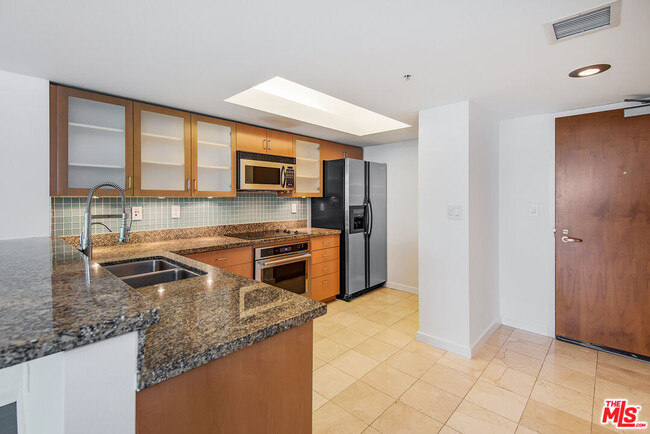 Building Photo - 13700 Marina Pointe Dr