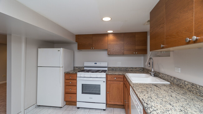 Building Photo - 5749 N Artesian Ave