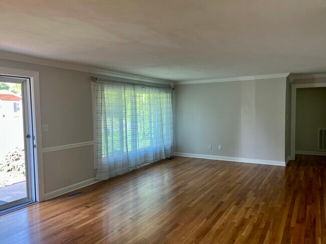 Viviendo - 2108 Valley Ln