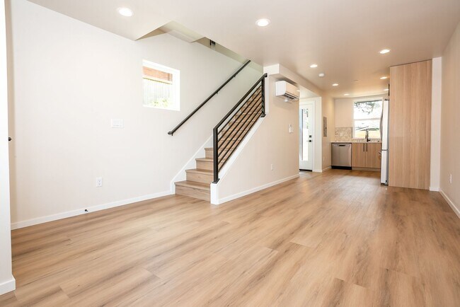 Foto del edificio - New Modern Ballard Townhouse | 3BR/2BA | Private Patio & Backyard