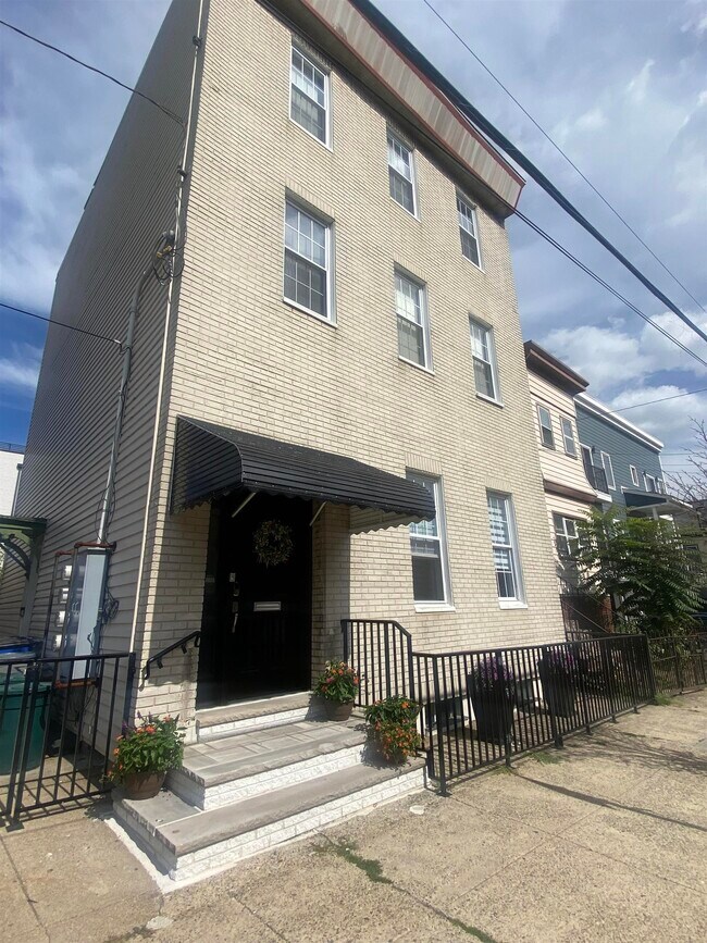 Building Photo - 70 Poplar St