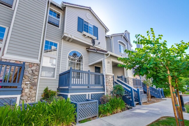 Building Photo - Excellent 3 Bed 2.5 Bath Town Home!