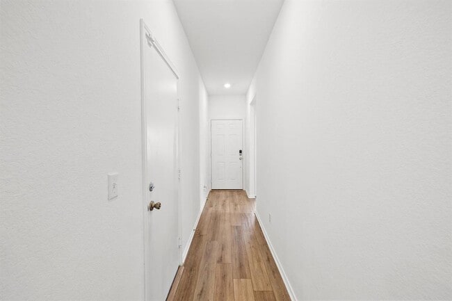 Building Photo - 215 Silver Springs Bend